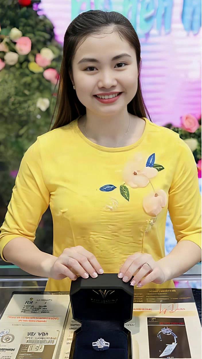 Prompt: Cô gái với nụ cười thân thiện , khung cảnh với âm thanh , ánh sáng sống động  . cảnh quay chuyên nghiệp
