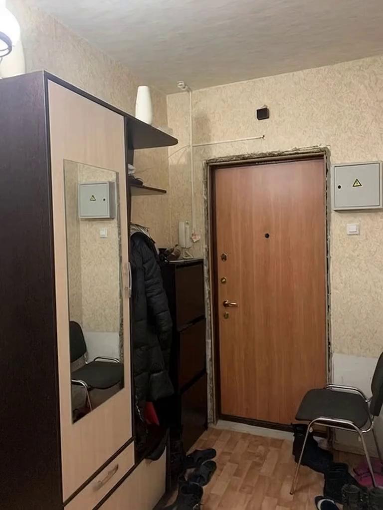 Prompt: Стиль TikTok/Reels. В центре комнаты стоит коробка с мебельными деталями. Детали мебели, похожие на LEGO, лежат в коробке, затем быстро вылетают и начинают собираться в современный шкаф-купе. Камера меняет ракурсы с быстрыми плавными переходами, синхронизированными с энергичной музыкой. Яркие вспышки, анимации деталей в воздухе. В финале появляется зеркало, включается LED-подсветка, создавая вау-эффект.
