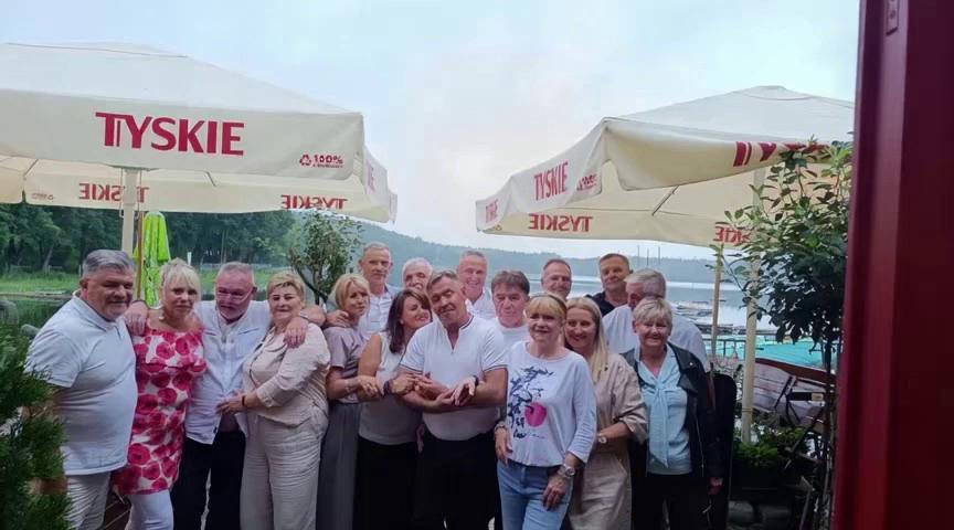 Prompt: Ruszać się oraz wszyscy tańczą