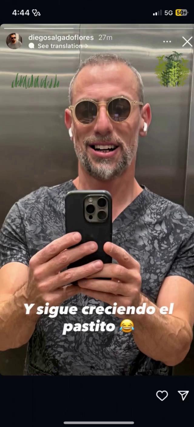 Prompt: Make him
Blow a kiss while saying “te extraño thomazzzzz”