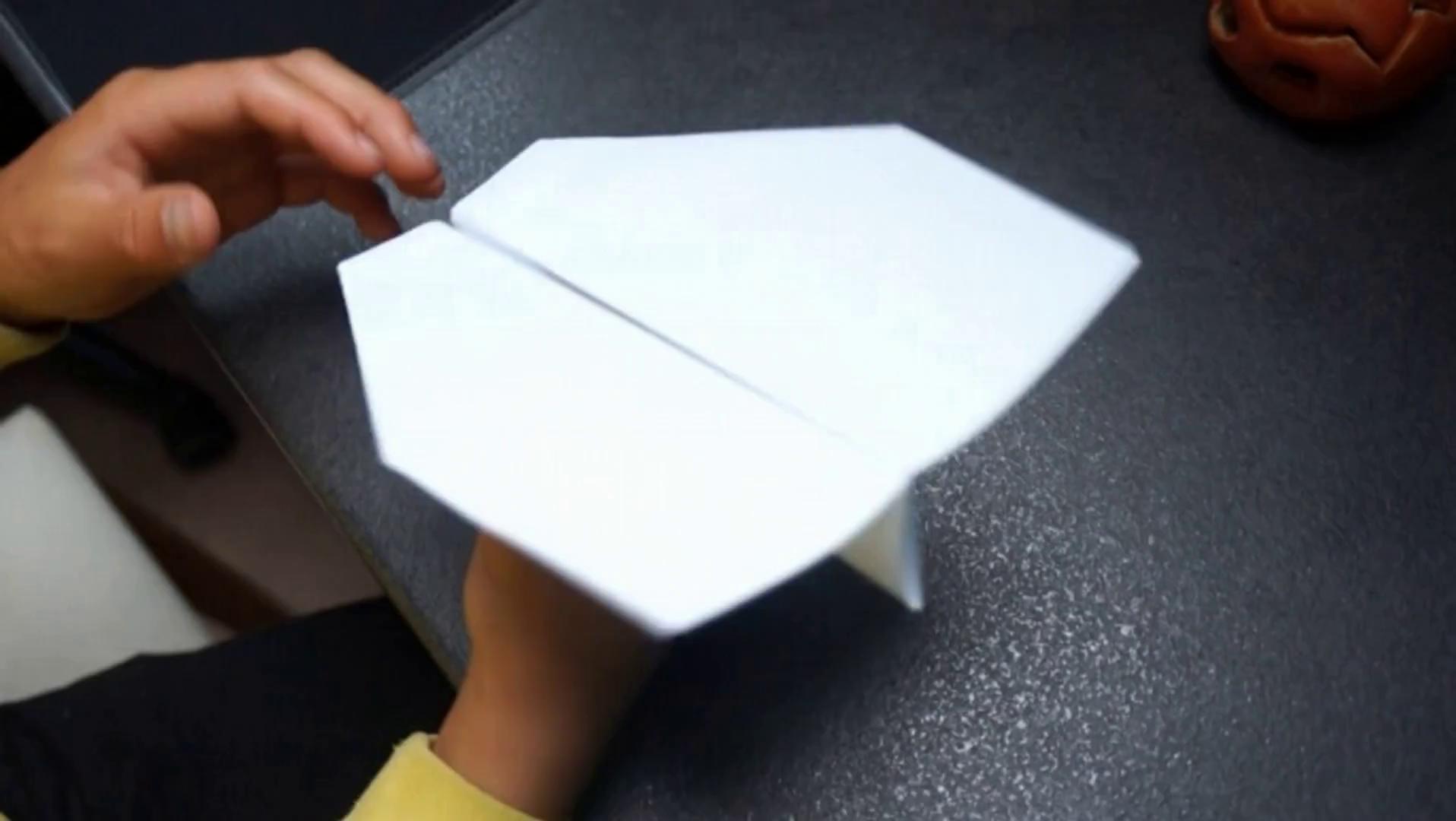 Prompt: Samolot z papieru bije rekord świata