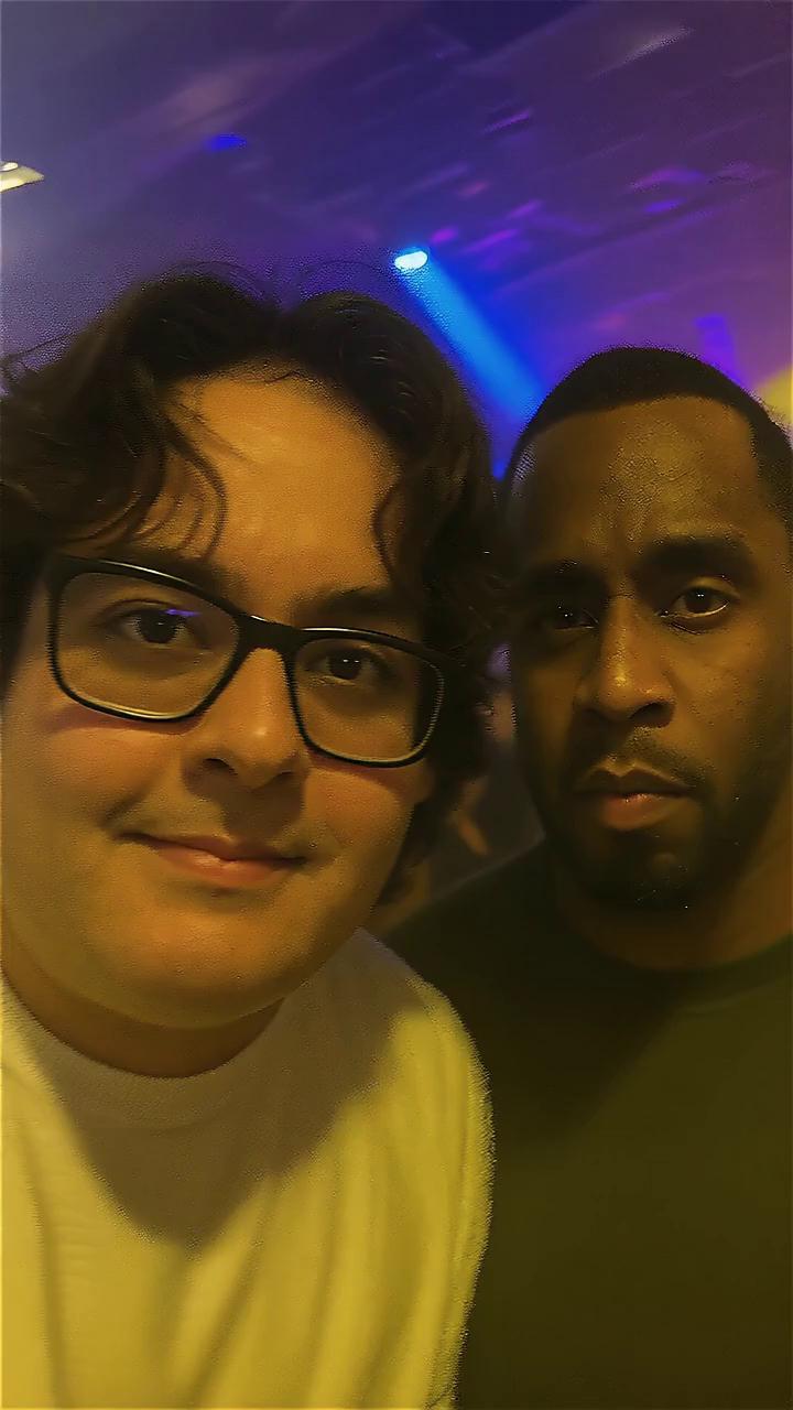 Prompt: Faça os dois comemorando na festa a amizade deles