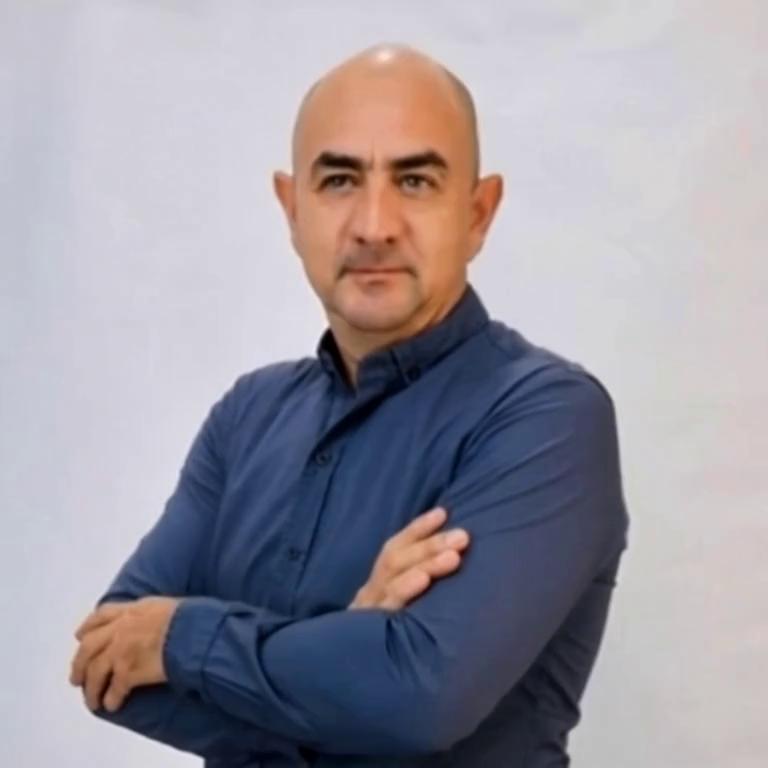 Prompt: put  long hair un the head