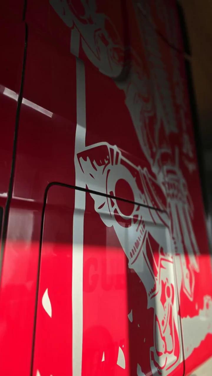 Prompt: Użyj przesłanego zdjęcia jako ścisłej referencji i pierwszej klatki (anchor). To ma być ta sama ciężarówka i IDENTYCZNY wzór naklejek jak na zdjęciu — 1:1 w każdym kadrze: kształt, linie, proporcje, kolory, położenie. ZERO zmian wzoru, zero dodawania nowych grafik/napisów, zero deformacji, zero “AI upiększania”.

FORMAT:
- Instagram Story / Reels style, pion 9:16, 8 sekund.
- Dynamiczne, nowoczesne tempo, ale premium i bez przesady (czytelnie, nie chaotycznie).

MONTAŻ (3 ujęcia + szybkie przejścia dopaminowe, ale eleganckie):
SHOT 1 (0.0–2.2 s) — HERO:
- Szeroki plan z lekkiego dołu (hero shot), szybki, płynny push-in na kabinę.
- Naturalne światło jak na zdjęciu, realistyczny look.
- Subtelny “micro-handheld”, żeby było żywe, ale stabilne.

PRZEJŚCIE 1 (ok. 2.2 s):
- Szybki whip-pan / motion blur (krótki, czysty), dopasowany kierunkiem do następnego ujęcia.

SHOT 2 (2.2–5.2 s) — TRACK WZDŁUŻ NAKLEJKI:
- Ujęcie średnie: kamera jedzie wzdłuż naklejek (slider/tracking), lekki speed-ramp (minimalny).
- Priorytet: ostrość i czytelność wzoru naklejek, żadnego “morphingu”.

PRZEJŚCIE 2 (ok. 5.2 s):
- Match cut na detal (cięcie w rytm dźwięku “whoosh”).

SHOT 3 (5.2–8.0 s) — CLOSE-UP DETAIL:
- Zbliżenie/macro na najbardziej efektowny fragment naklejki: widoczna krawędź folii, połysk, faktura lakieru.
- Delikatny sweep światła po powierzchni (realistyczny), bez zmiany kolorów.

AUDIO (ważne):
- Nowoczesny, szybki podkład (minimal electro / punchy beat), cicho pod lektorem.
- Krótkie, “dopaminowe” whoosh’e i clicki zsynchronizowane z przejściami.
- Delikatne tło: subtelny ambient warsztat/ulica, bez przesady.

LEKTOR (polski, męski lub neutralny, energiczny i profesjonalny, tempo szybkie ale wyraźne):
Powiedz dokładnie:
„Oklejamy ciężarówki efektownymi naklejkami. Daleszyce, ulica Grottgera 5. Napisz po wycenę!”

ZASADY / NEGATIVE:
- Bez ludzi i twarzy.
- Bez losowych logotypów i bez nowych napisów na ciężarówce.
- Naklejki muszą pozostać identyczne jak w referencji w każdej klatce.