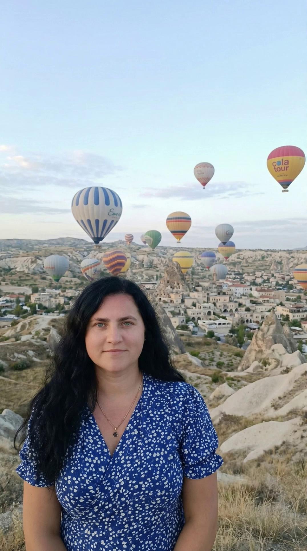 Prompt: Mergina atsisuka atgal, žiūri į balionus 