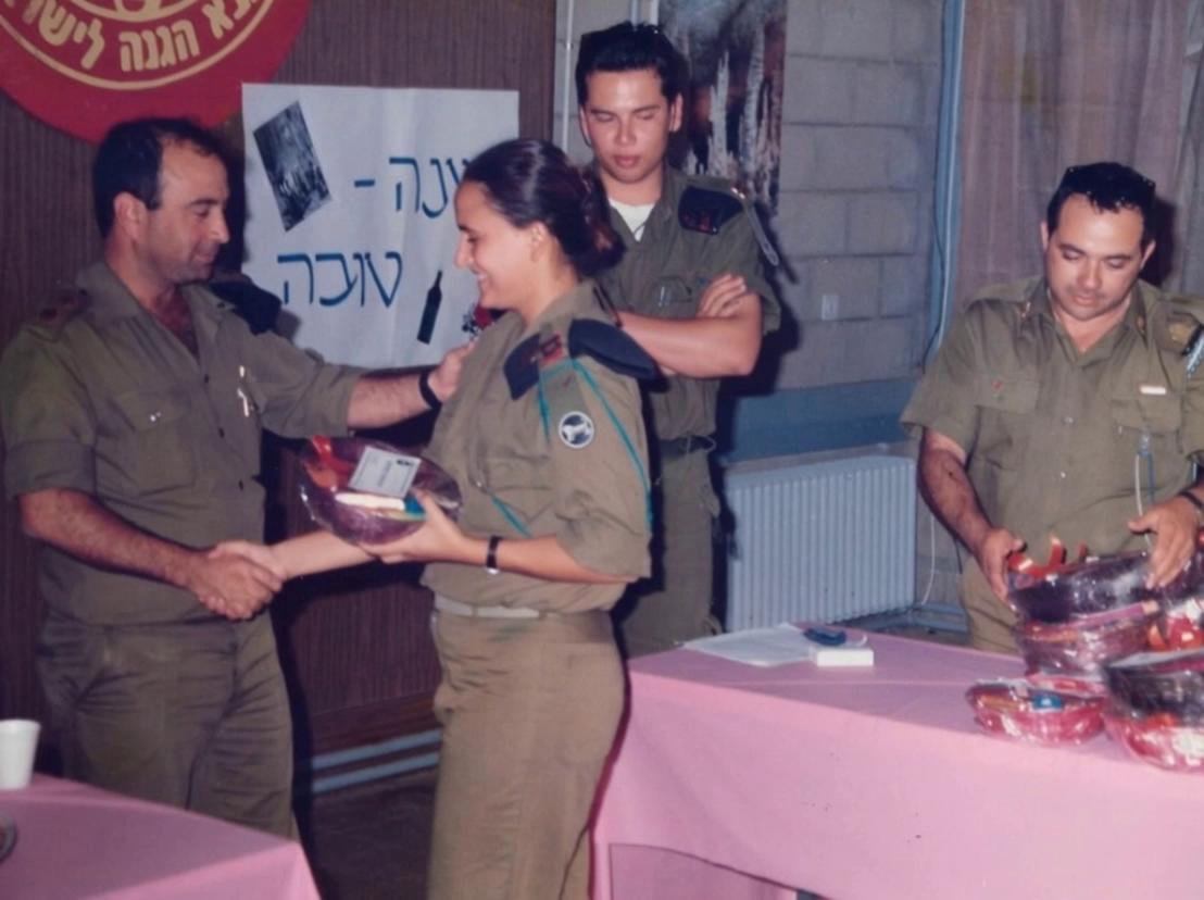 Prompt: the lady soldier in the start frame becomes the lady in the middle between the two men in the end frame
