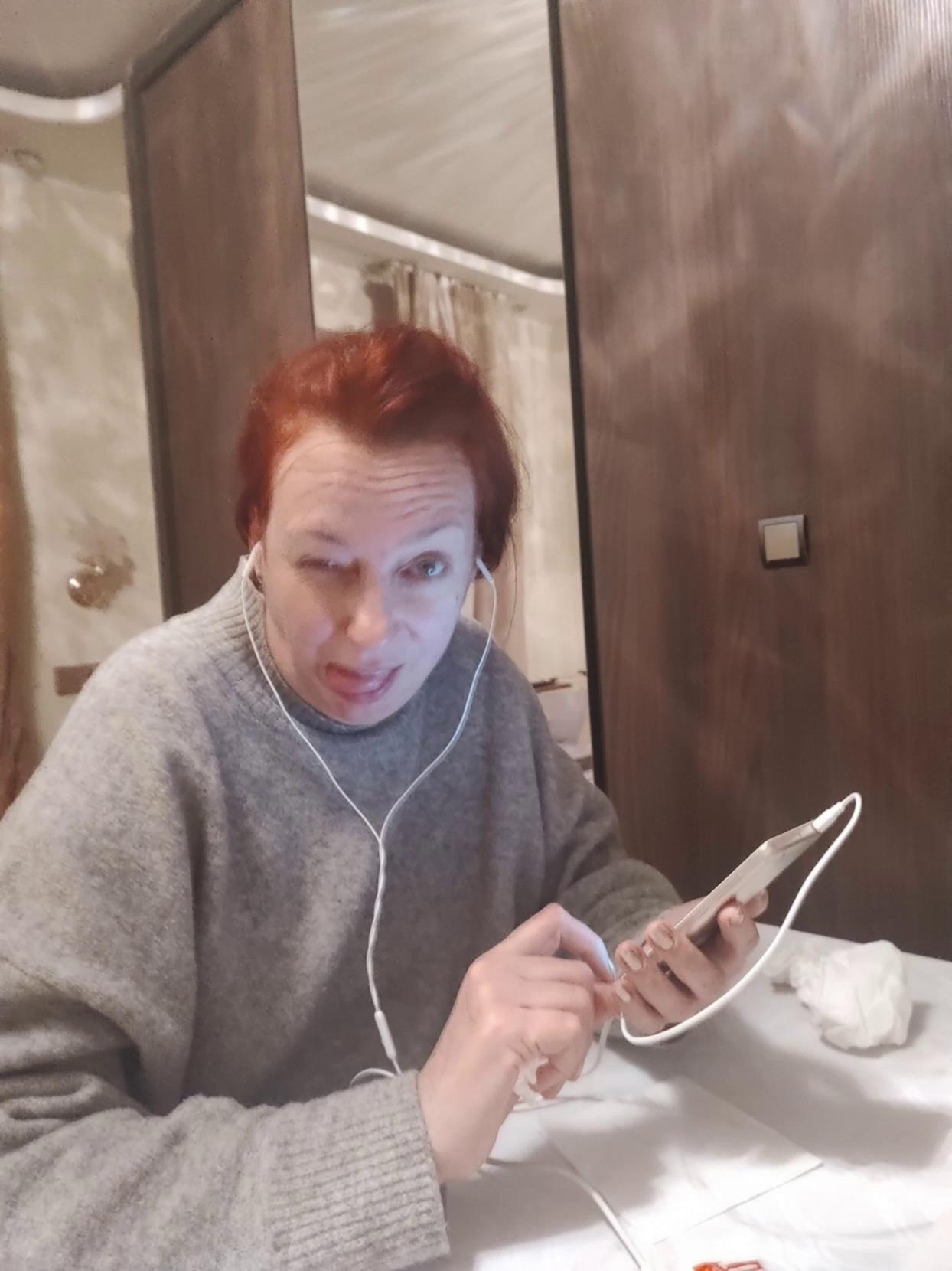 Prompt: Женщина ест свой телефон как шоколадку