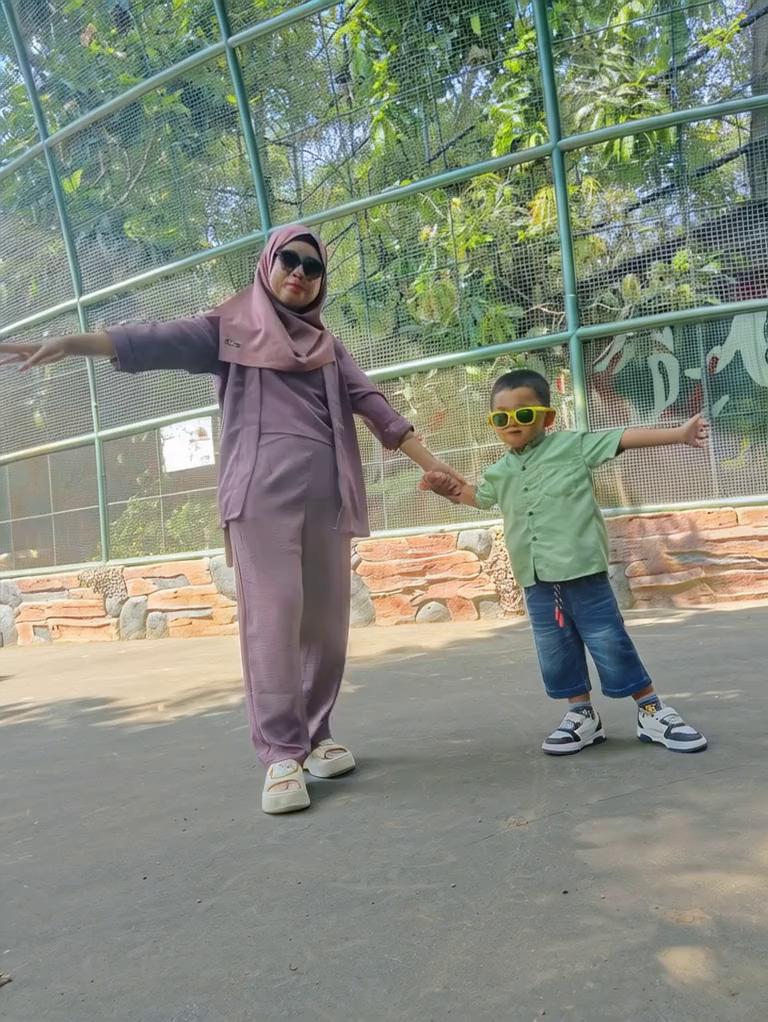 Prompt: Menjadi patung dan bisa diambil