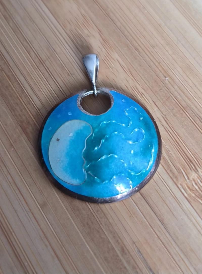 Prompt: made the jellyfish on the pendant come to life and move inside the pendant