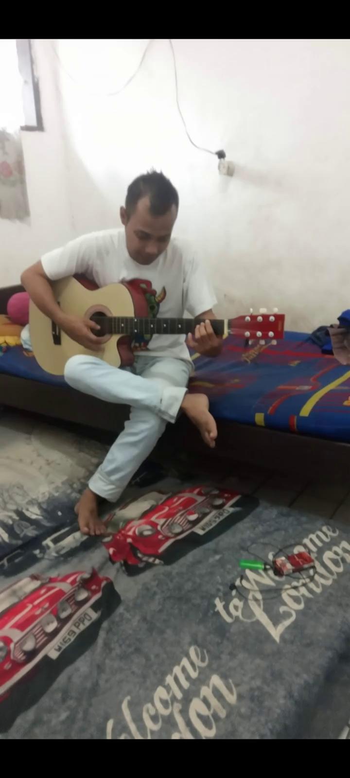 Prompt: Jadikan orang dalam foto ini bergerak 