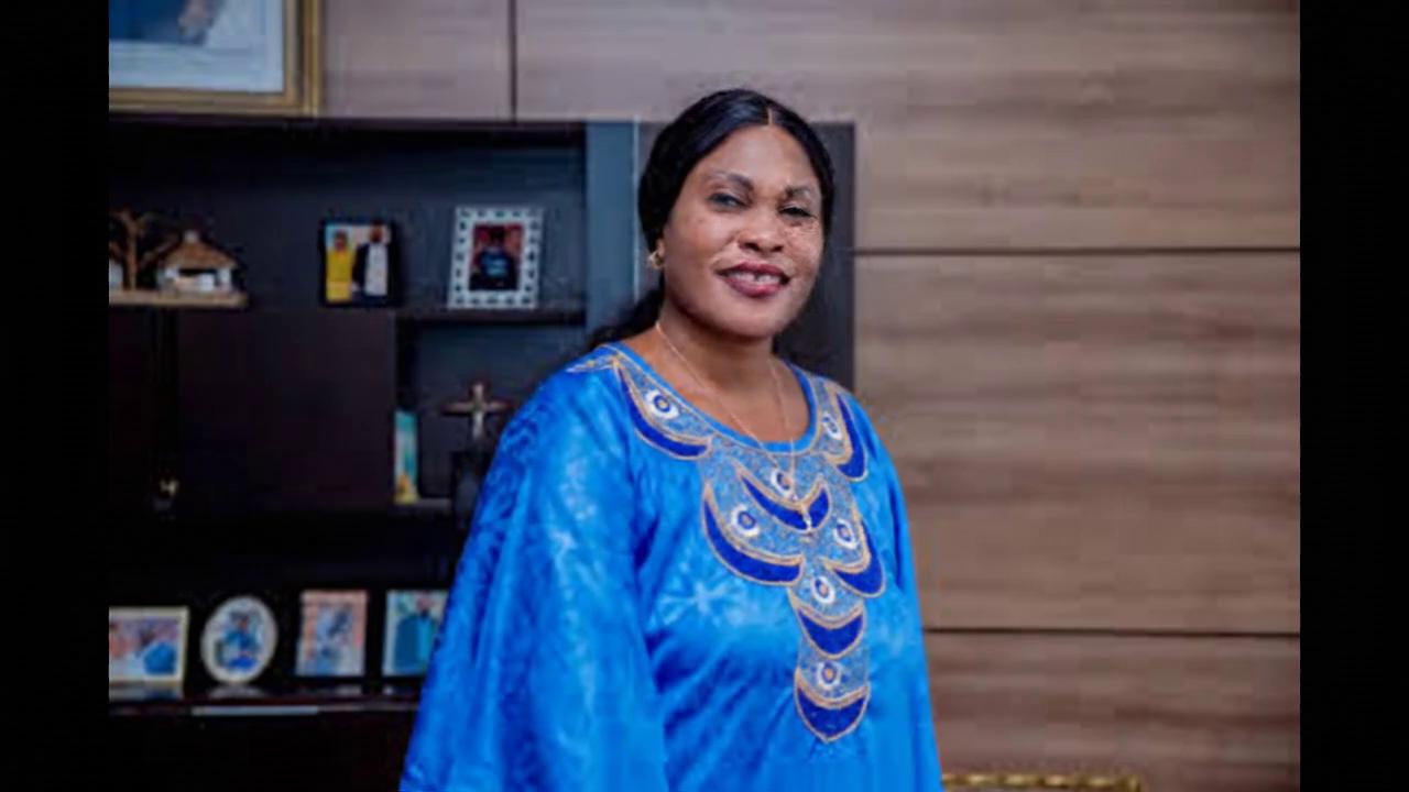 Prompt: Présente ses vœux de paix, de santé et de prospérité
– Met en avant le travail, la solidarité et la jeunesse
– Encourage le développement économique, l’éducation et l’emploi
– Rend hommage à la résilience et au courage des Lualabais 
que la femme sur cette photo prononce ce discours