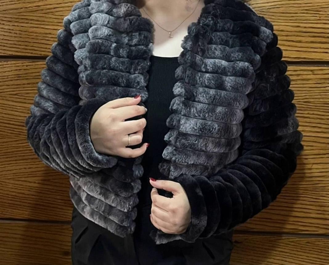 Prompt: این کت رو تن یه مدل مجازی خوش چهره کن که پس زمینه سفید باشه و با اهنگ مجید رضوی برقصه