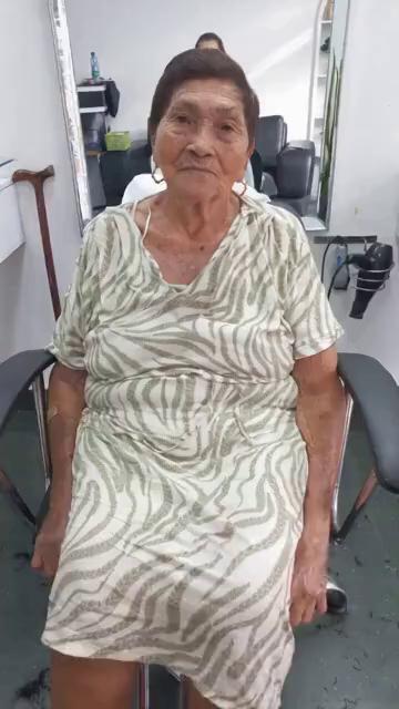 Prompt: pon a esta viejita en un gimnasio alzando pesas super pesadas con mas hombres atrás animándola, luego ella se para del banco y dice ahora si le voy a pegar a ese berriondo