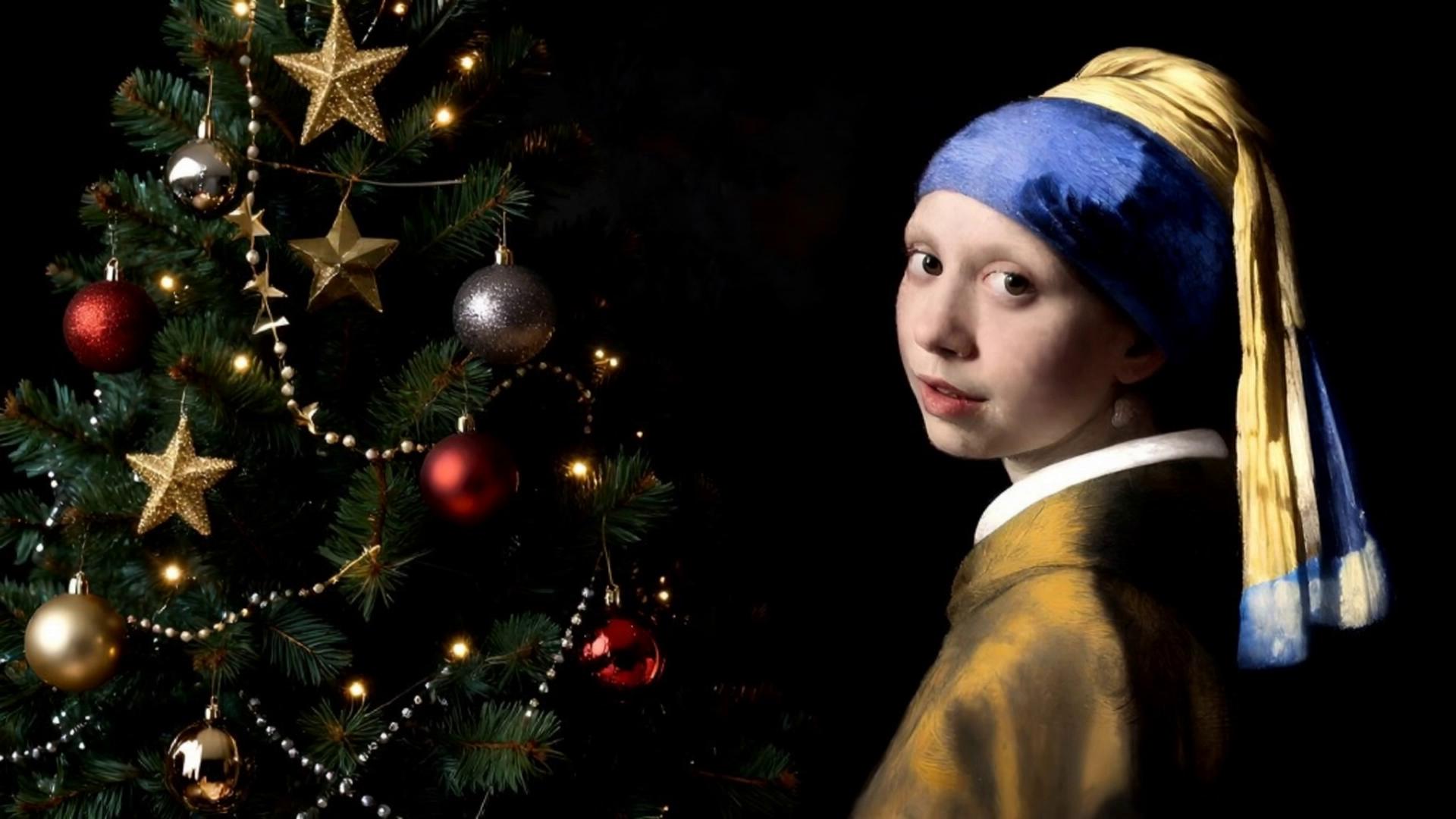 Prompt: Maak van deze foto een winters,
kersttafereel, met sneeuw,
witte straat in de achtergrond
en kerstverlichting bij het
raam. Laat de kerstboom in de foto staan. de persoon laten lachen