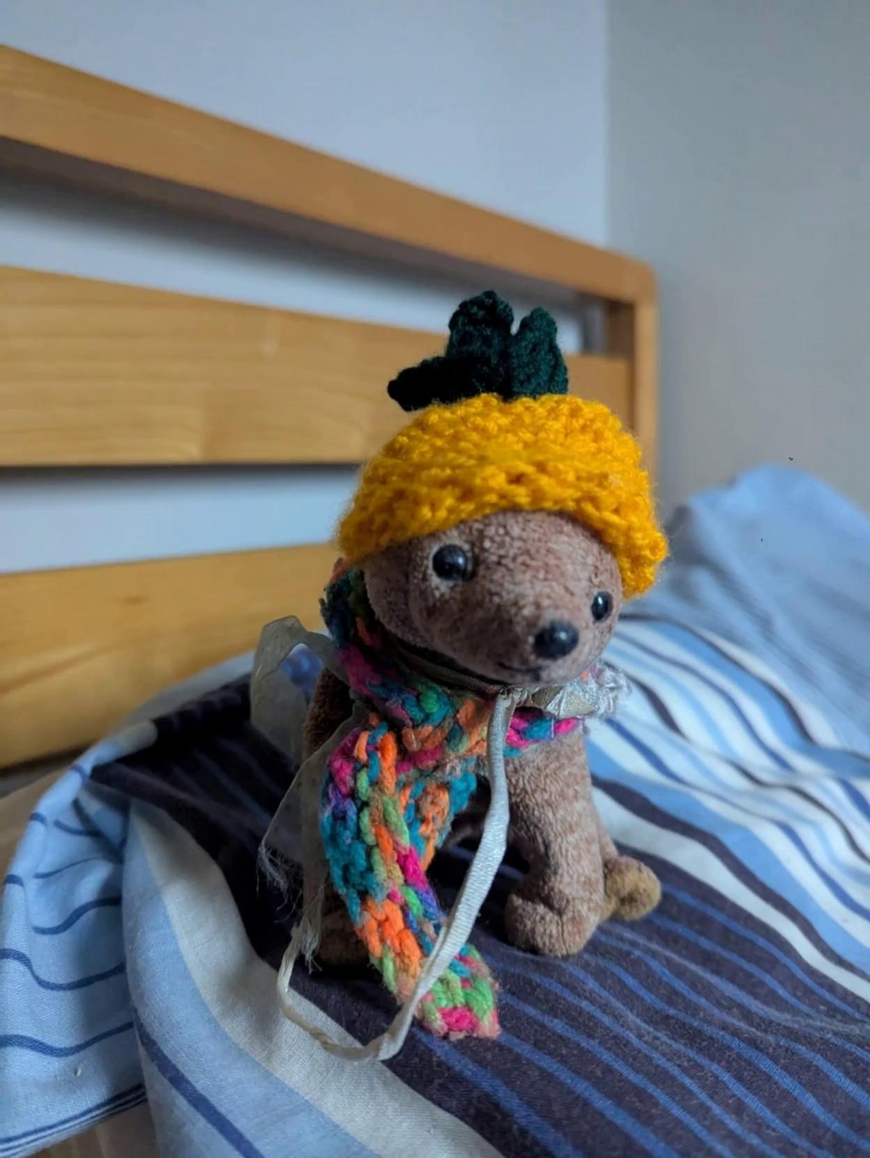 Prompt: The bear starts to dance