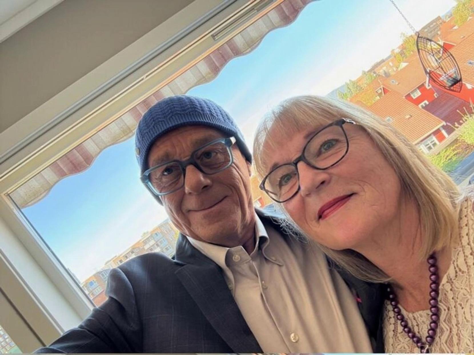 Prompt: Smiling and kissing. They are so in love that we can see sparkling lights shoot out of their hearts. The man shouts happily: "Vi elsker BloomFace!". @voice-1766165706380