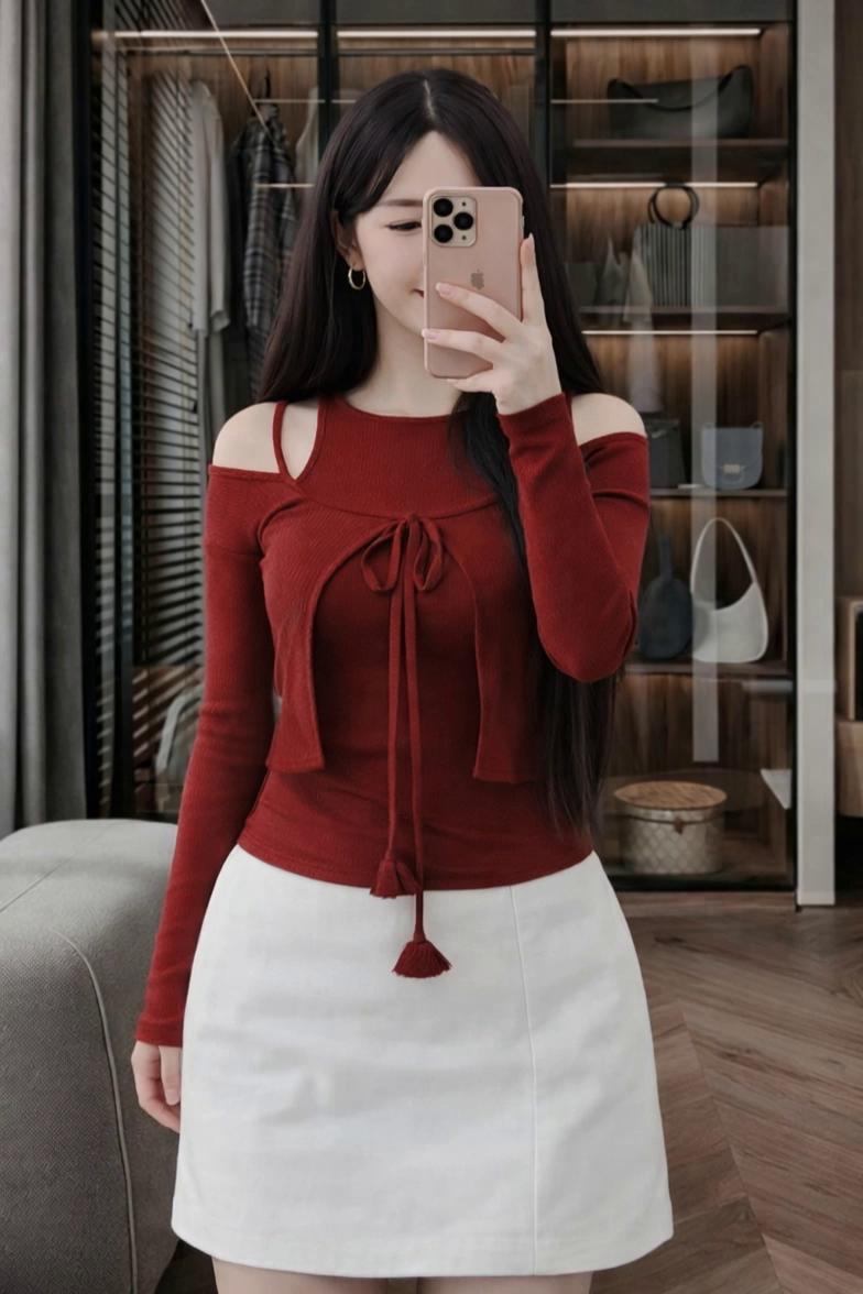 Prompt: Người mẫu tạo dáng trước gương, tay vẫn cầm điện thoại, kéo giãn áo