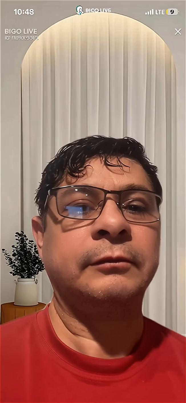 Prompt: brutal. Patadas giratorias, bloqueos rápidos. Van Damme lanza su clásico salto con patada en cámara lenta, derribando a Viktor.

Viktor cae, derrotado. Jack se aleja caminando mientras se escucha una guitarra eléctrica lenta de fondo.