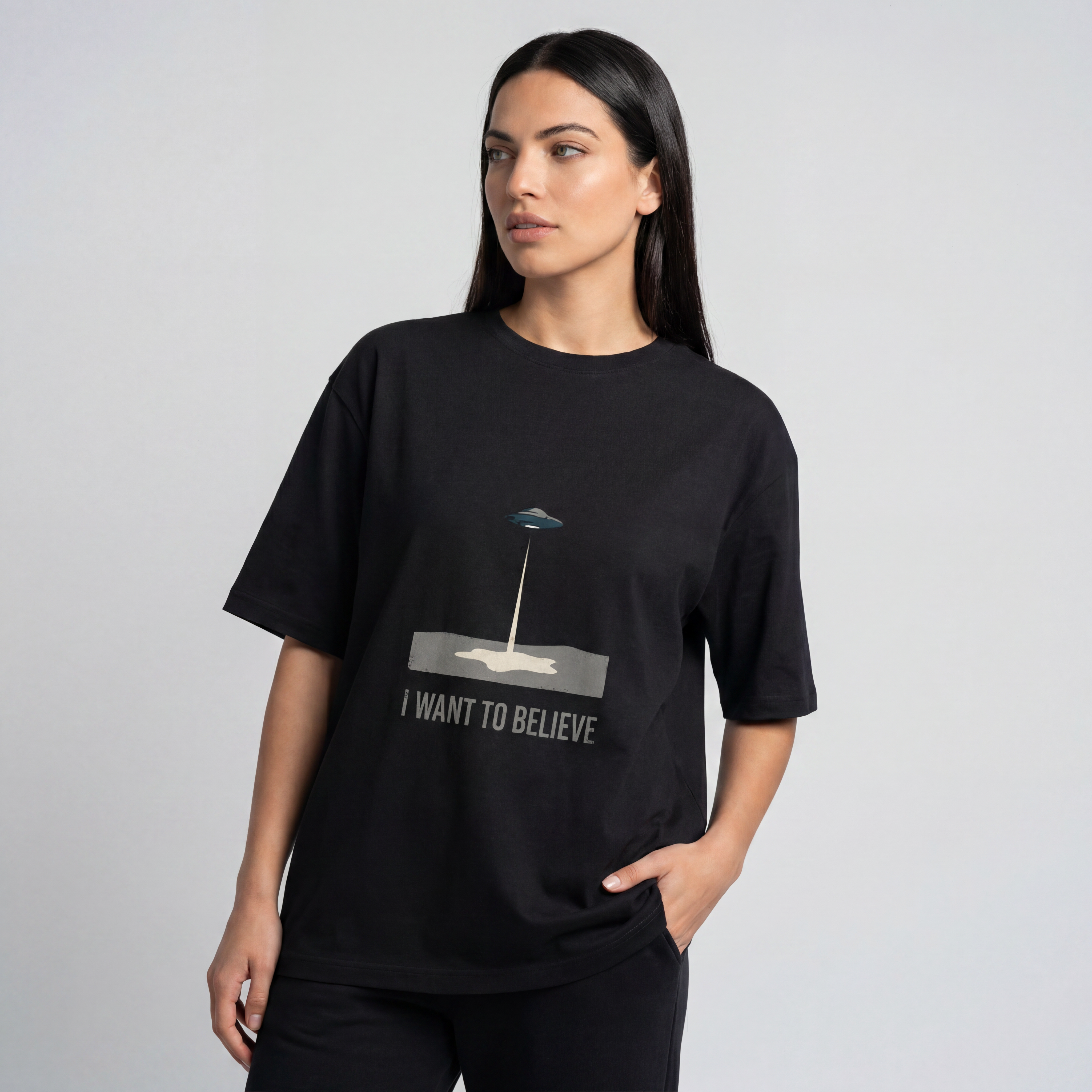 Modelo vestindo Still Out There - I Want to Believe