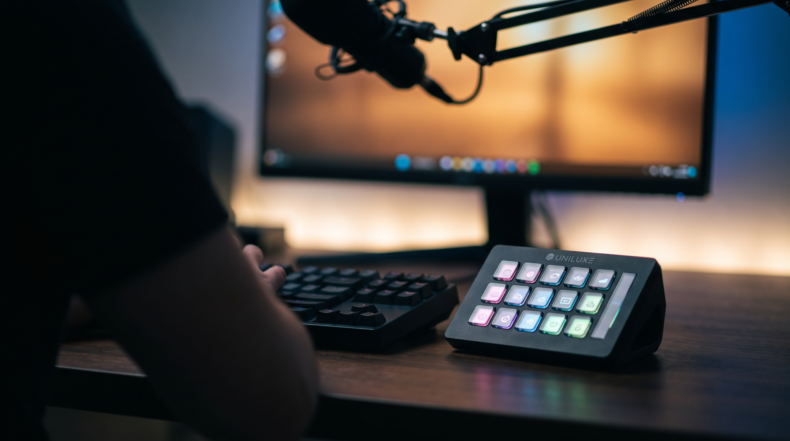 Streamer bedient de Stream Dock tijdens een avondstream