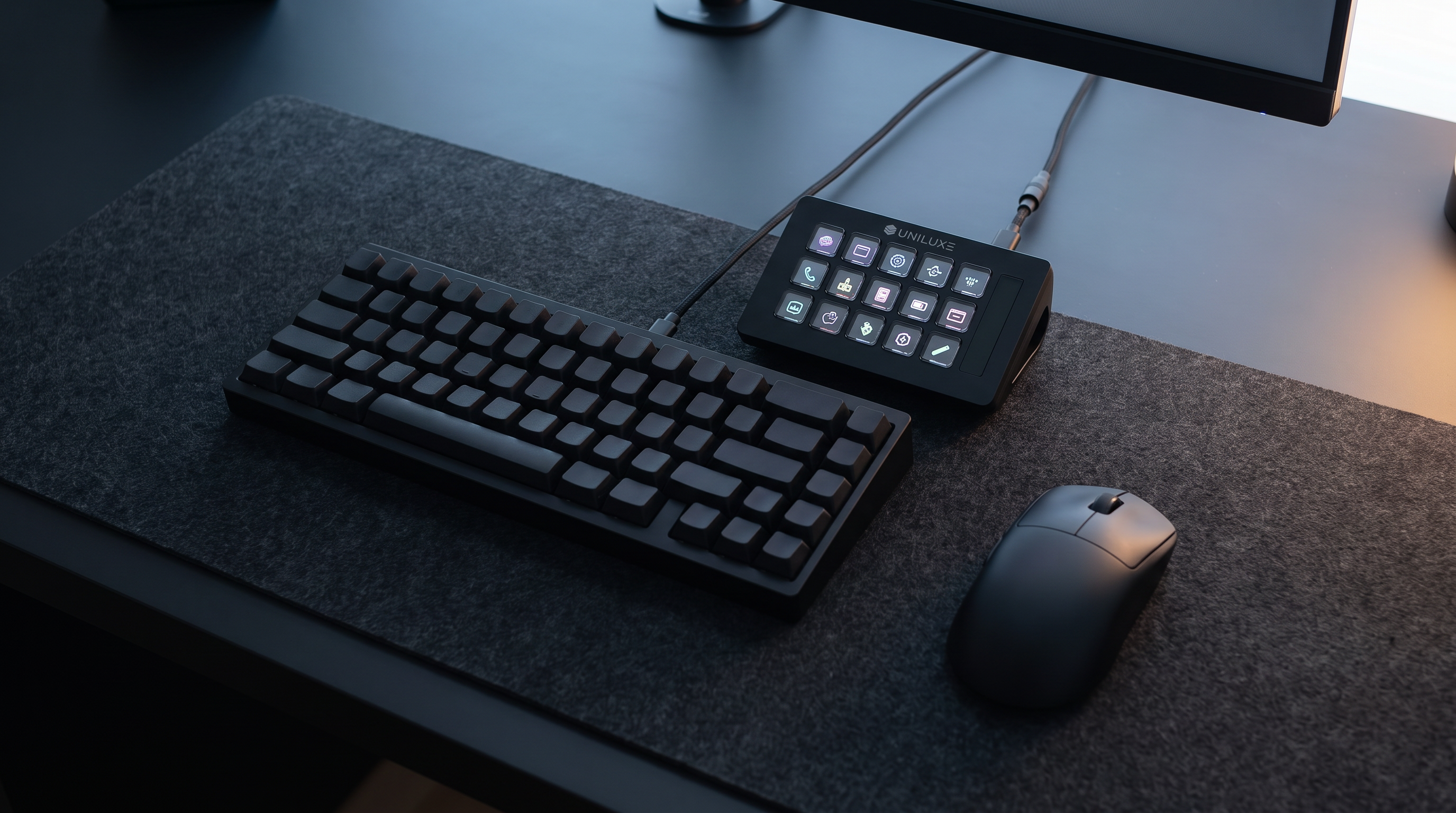 Opgeruimd bureau met de Stream Dock naast het toetsenbord