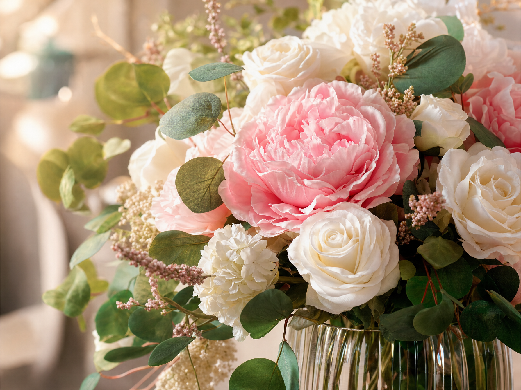 Interior elegante decorado con flores artificiales premium