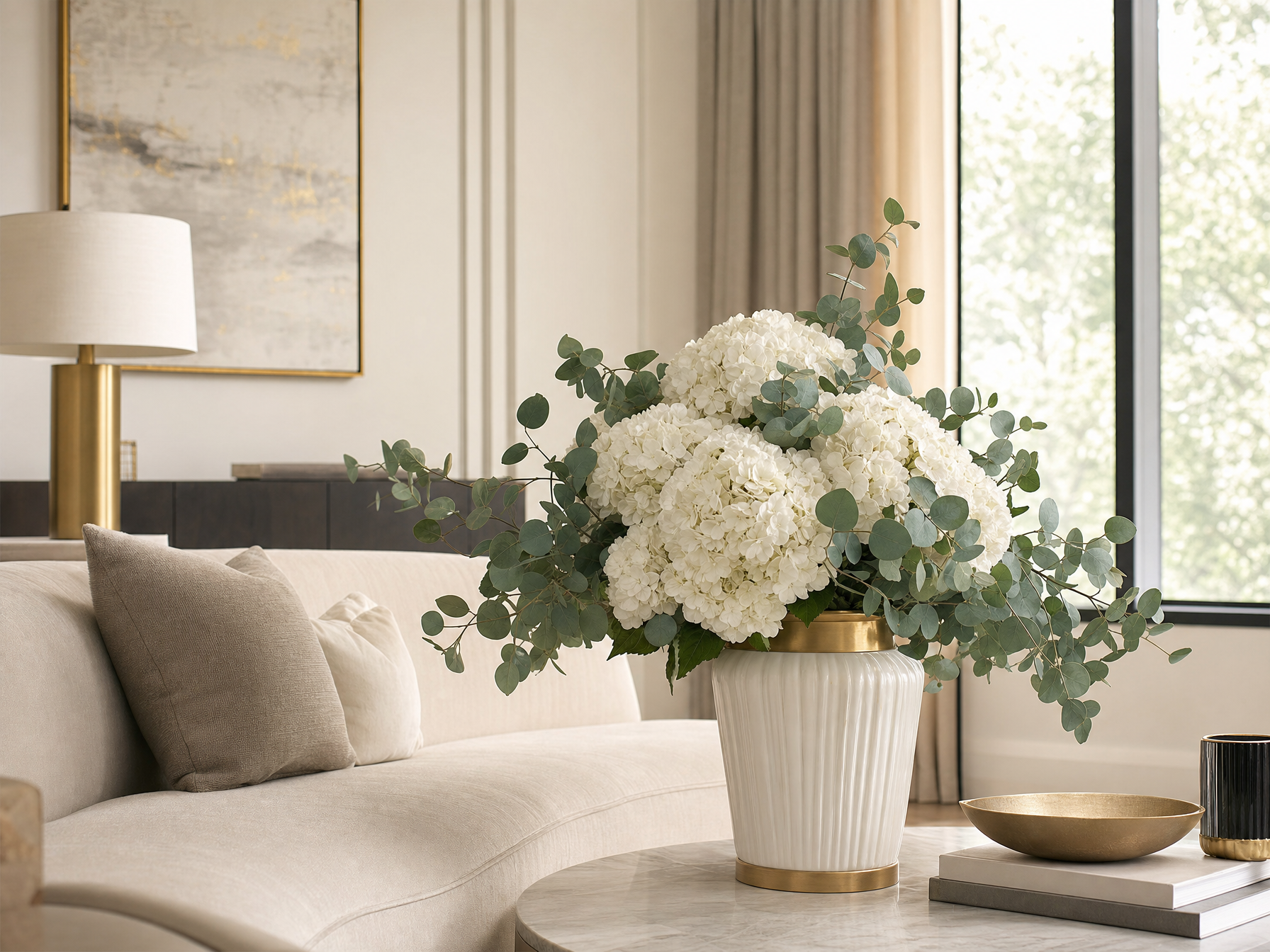 Sala de estar con hortensias blancas en jarrón dorado