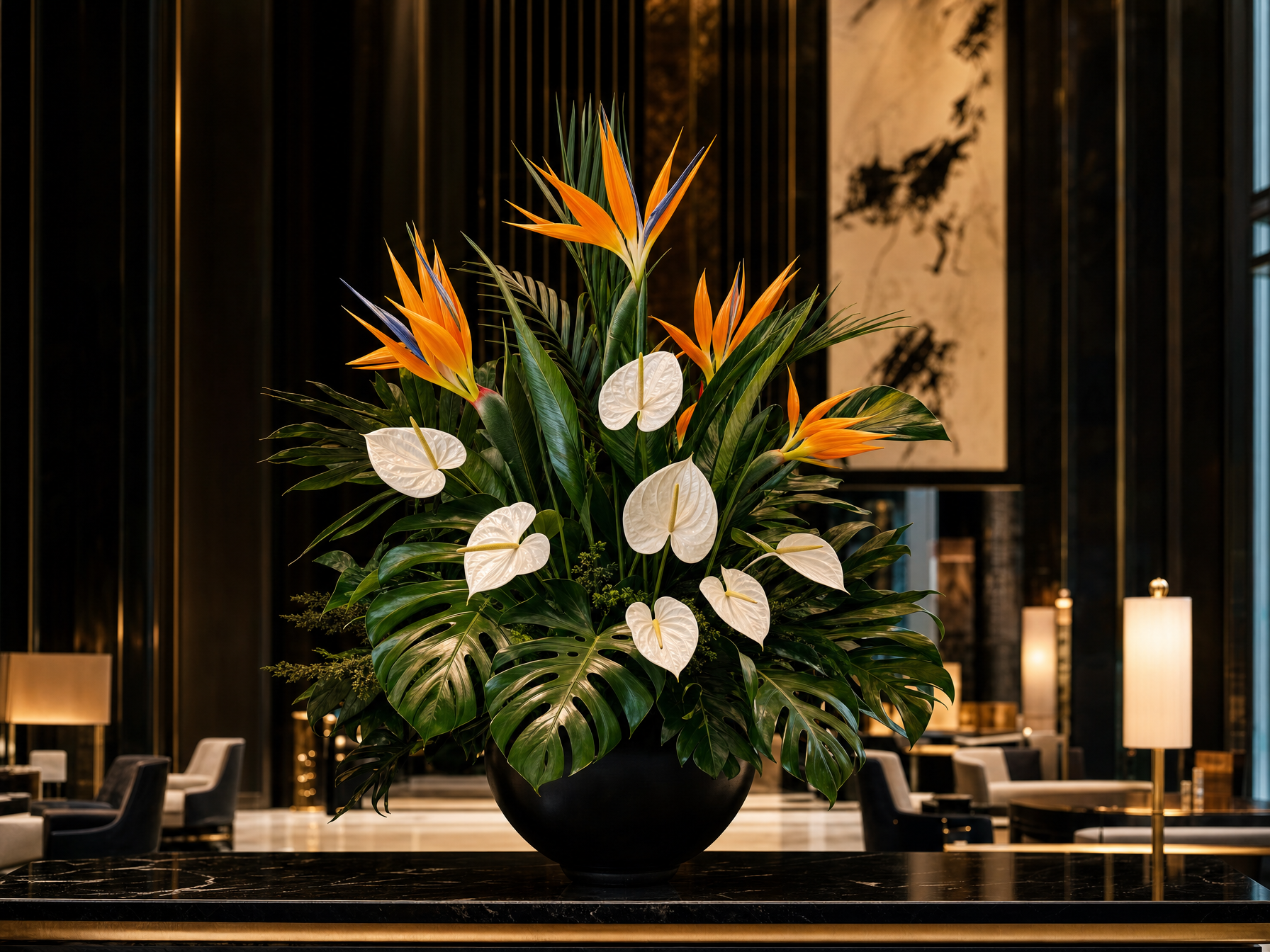 Arreglo tropical con ave del paraíso en lobby de hotel