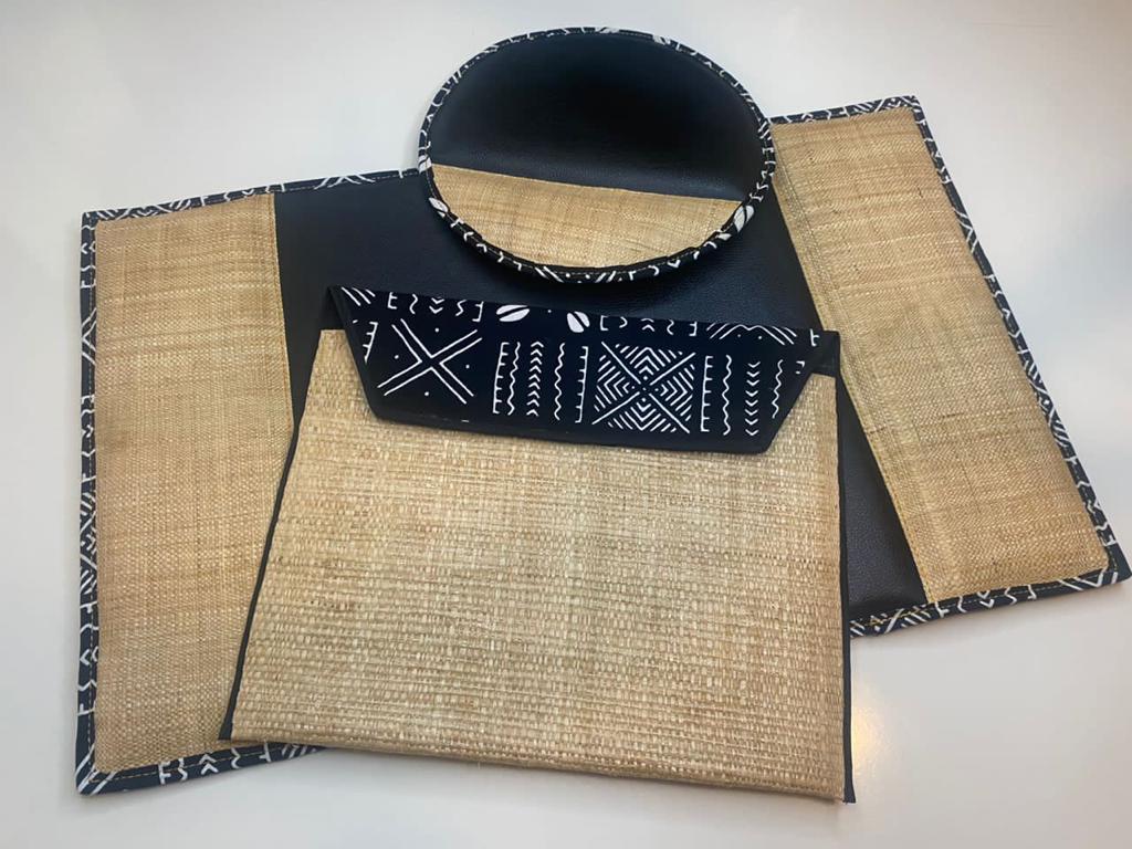 Création artisanale Nyangui Maroquinerie en raphia et motifs graphiques