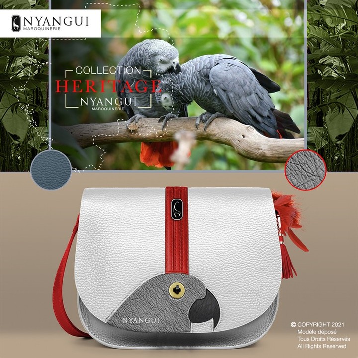Sac blanc rouge et gris de la collection Héritage Nyangui Maroquinerie inspiré du perroquet gris