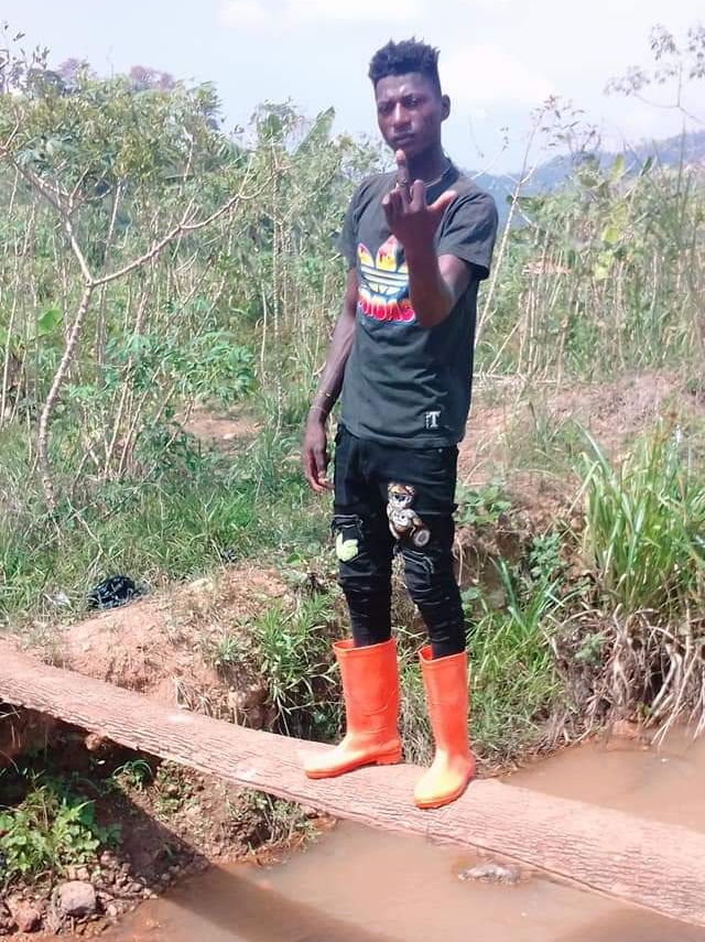 Prompt: Loving the ripped Jeans. | ALi Boubacar's outfits, ALi Boubacar style