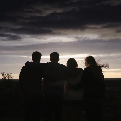Prompt: Een groep vrienden die samen staan met een donkere lucht achter zich, maar er is licht aan de horizon. 4 mensen met hun rug naarr de horizon en armen om elkaar heen 2 jongens 2 meiden dat je het goed kan zien de horizon goed kan zien het begint bdonker naar licht

