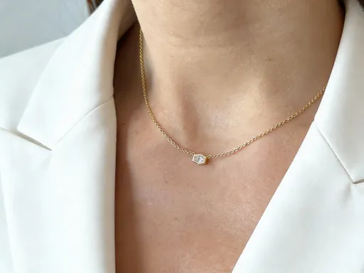 Prompt: remaove the heand from the photo and paint the suit white 
