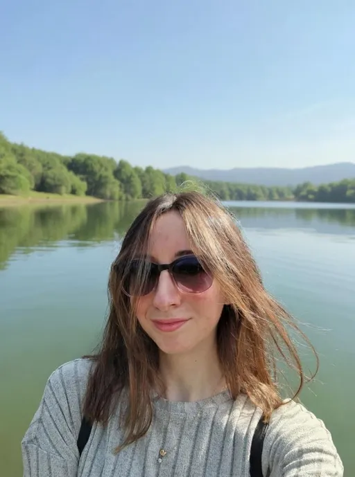 Prompt: Zmień tło na jezioro i w oddali drzewa