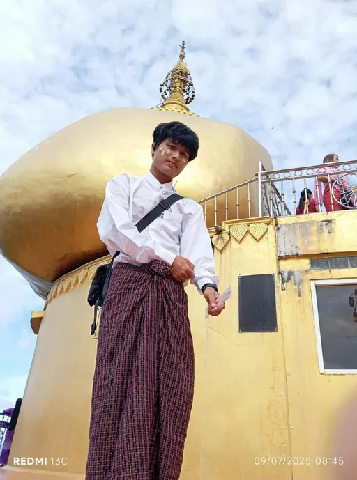 Prompt: မြန်မာစကာပြောပြိးသိချင်စိုပြတဲ့ပုံ