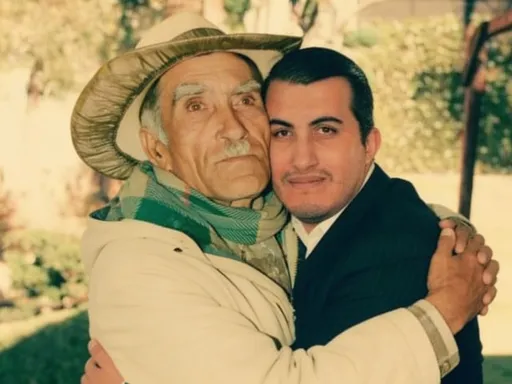 Prompt: Retrató de dos personas abrazándose 