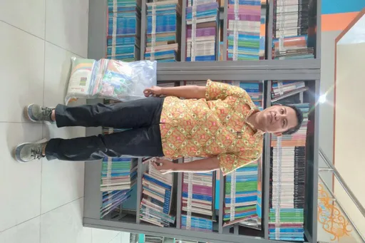 Prompt: Seorang pria berjalan