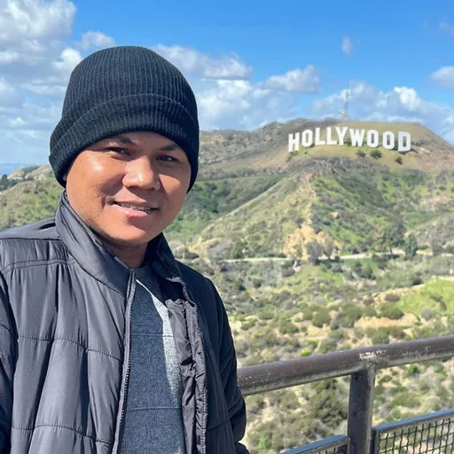 Prompt: Make the hollywood sign clearer 