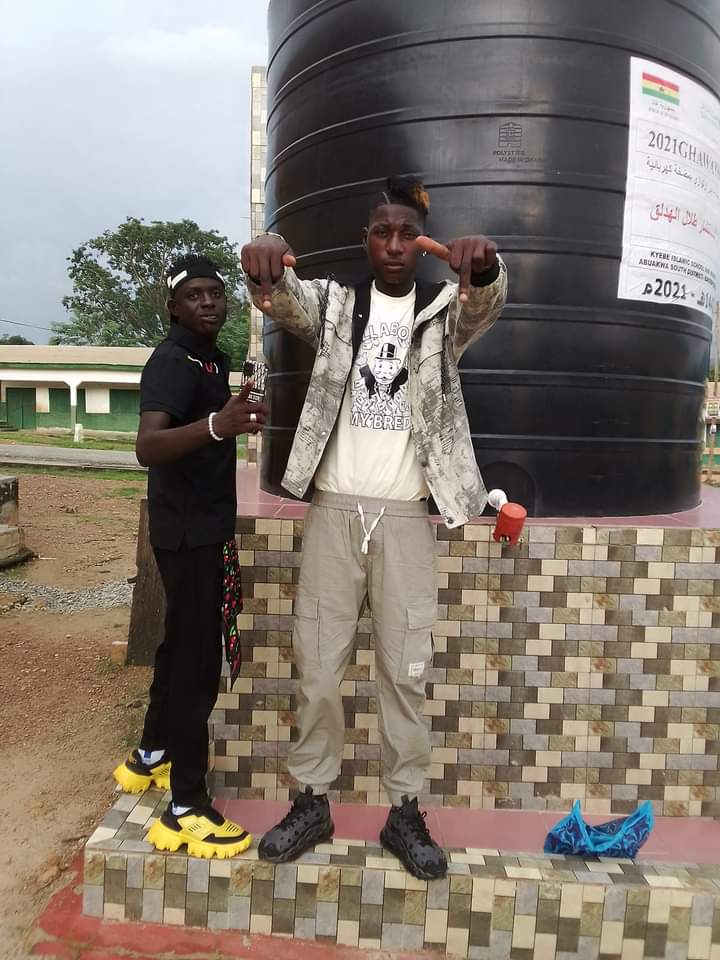 Prompt: Loving the ripped Jeans. | ALi Boubacar's outfits, ALi Boubacar style