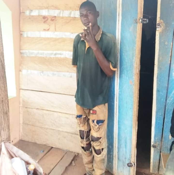 Prompt: Loving the ripped Jeans. | ALi Boubacar's outfits, ALi Boubacar style