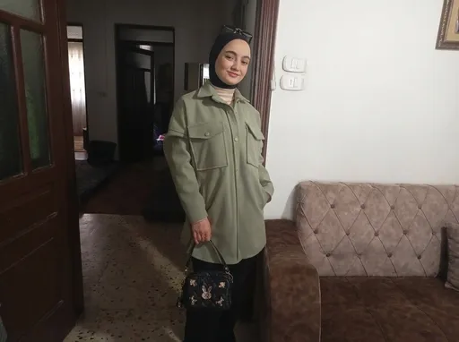 Prompt: انزع الملابس