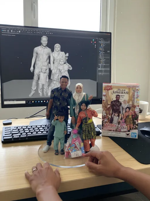 Prompt: @Prananda:Two hands gently pick up the figure in the frame and rotate it slightly for inspection. The model on the computer screen and the model printed on the packaging box remain stationary, while all other background elements stay unchanged.