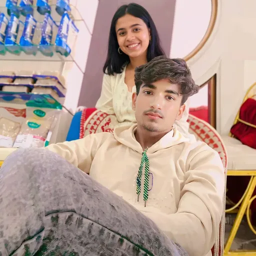 Prompt: लड़की के साथ में 