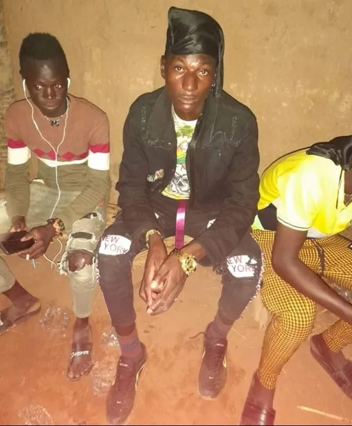 Prompt: ALi Boubacar porte un jean noir, un haut noir, des baskets noires et prend une photo la nuit
