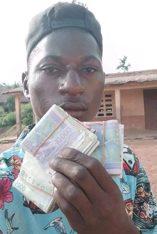 Prompt: ALi Boubacar Jeunes Africains, l'argent tient sur l'argent