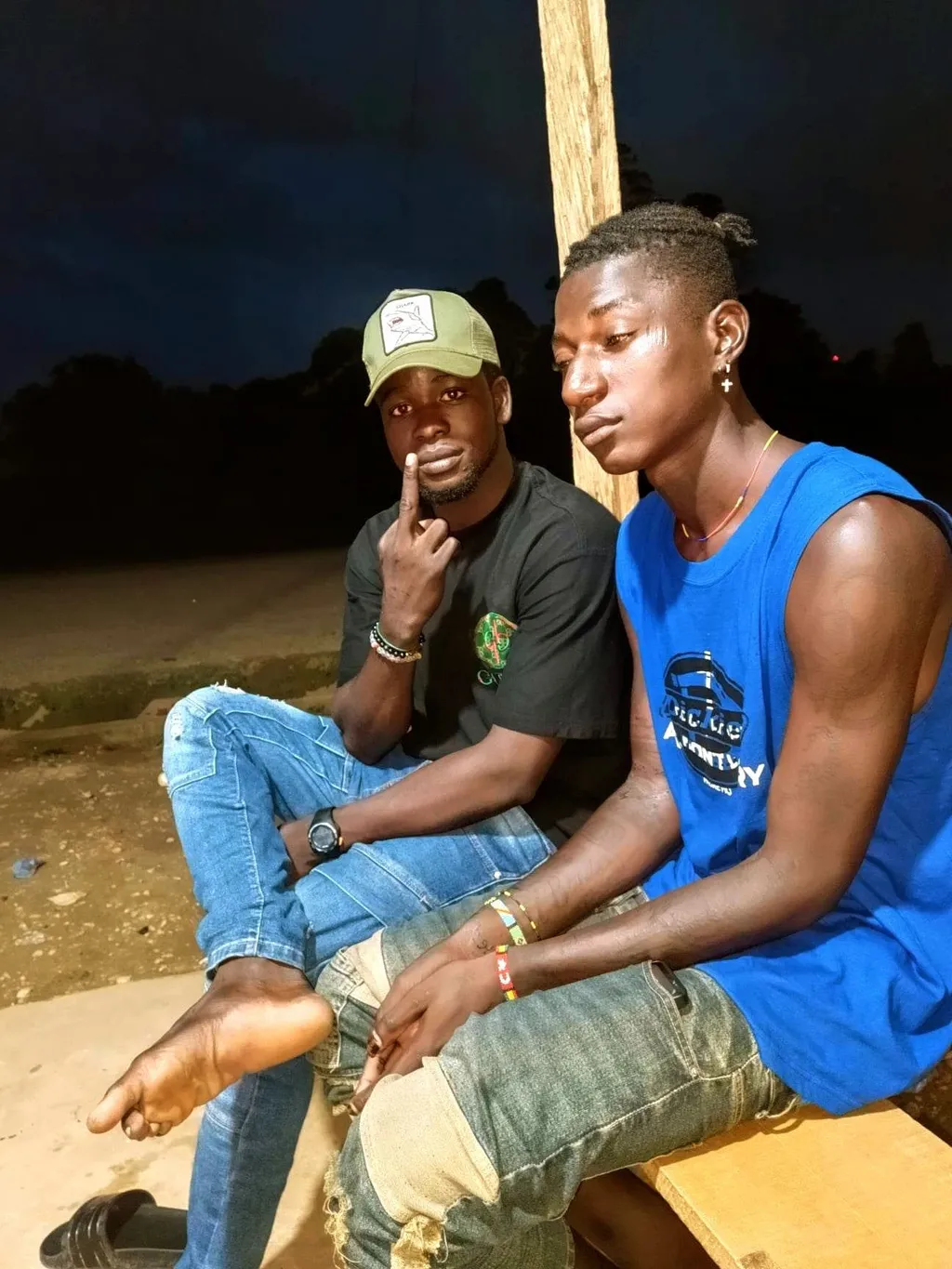 Prompt: d'amis proches d'ALi Boubacar