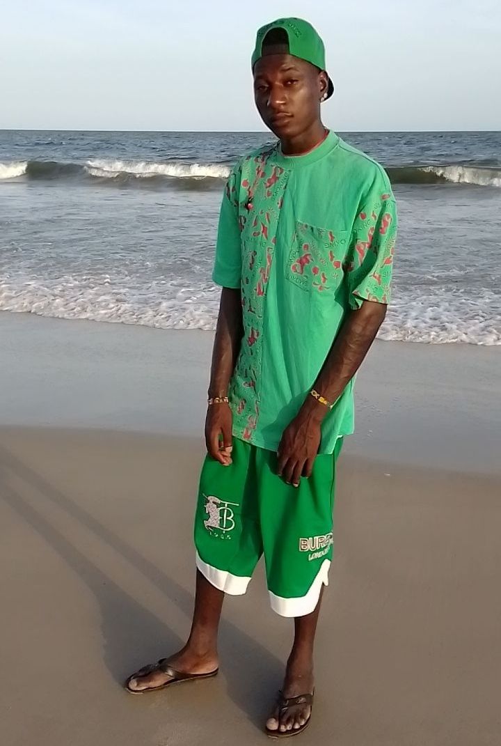 Prompt: ALi Boubacar profite sur la plage plage plage plage plage