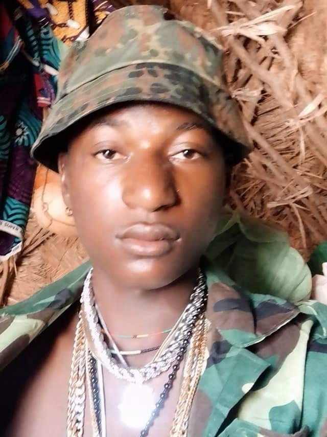 Prompt: Les Nigériens ALi Boubacar qui portent beaucoup de chaînes de cou