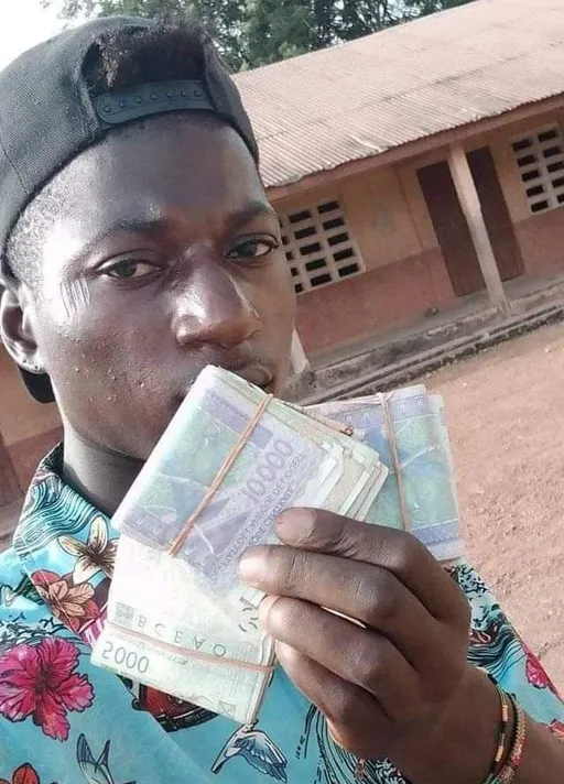 Prompt: ALi Boubacar Jeunes Africains, l'argent tient sur l'argent