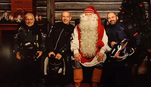 Prompt: Babbo natale su una slitta al Polo Nord. Al posto delle renne i 3 motociclisti nella foto.